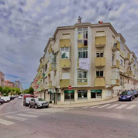 Cantinho Na Amadora, A 5-minute Walk From The Train Station *